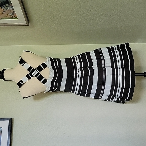 Banana Republic B&W dress - Picture 2 of 8